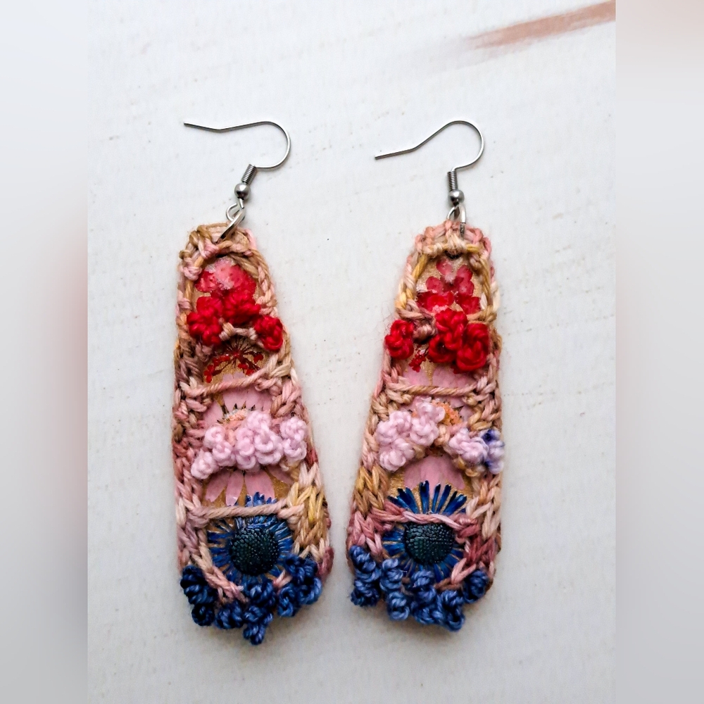 Teardrop Hand Knitted and Embroidered Earrings with Dry Flowers Colorful Cotton - Picture 11 of 16